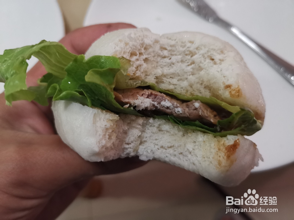 中式汉堡馒头果酱甜面酱夹鸭肉