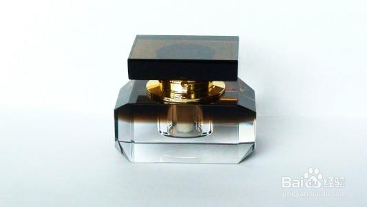 新车里有甲醛，应该这些办法来除去。