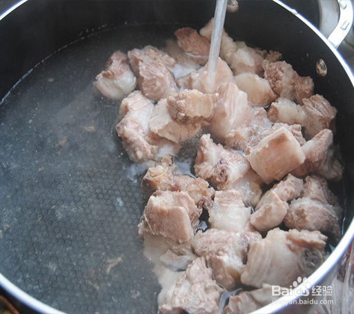 色泽诱人香气扑鼻的香菇莲藕焖排骨