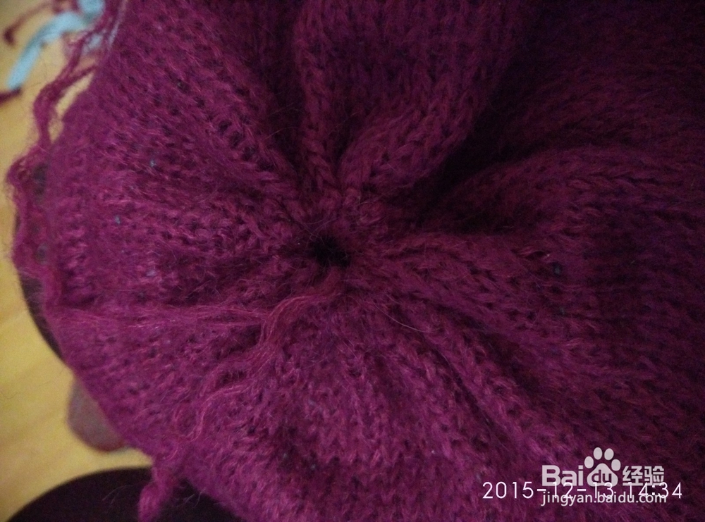 如何用旧毛衣改造毛绒帽子?