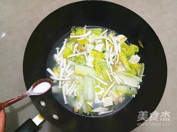 干贝白菜豆腐菌菇汤