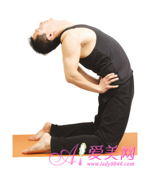 父亲的瑜伽做法