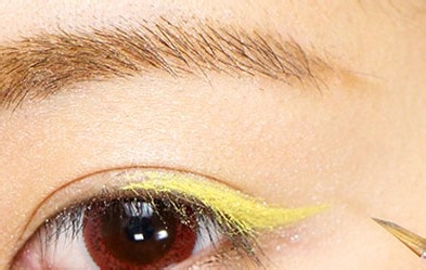 可爱少女的靓丽黄色眼线眼妆教程