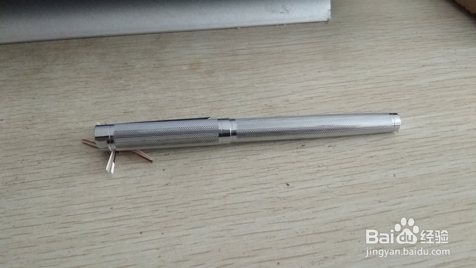 如何用两个细长长方形硬卡纸做简易的中性笔支架