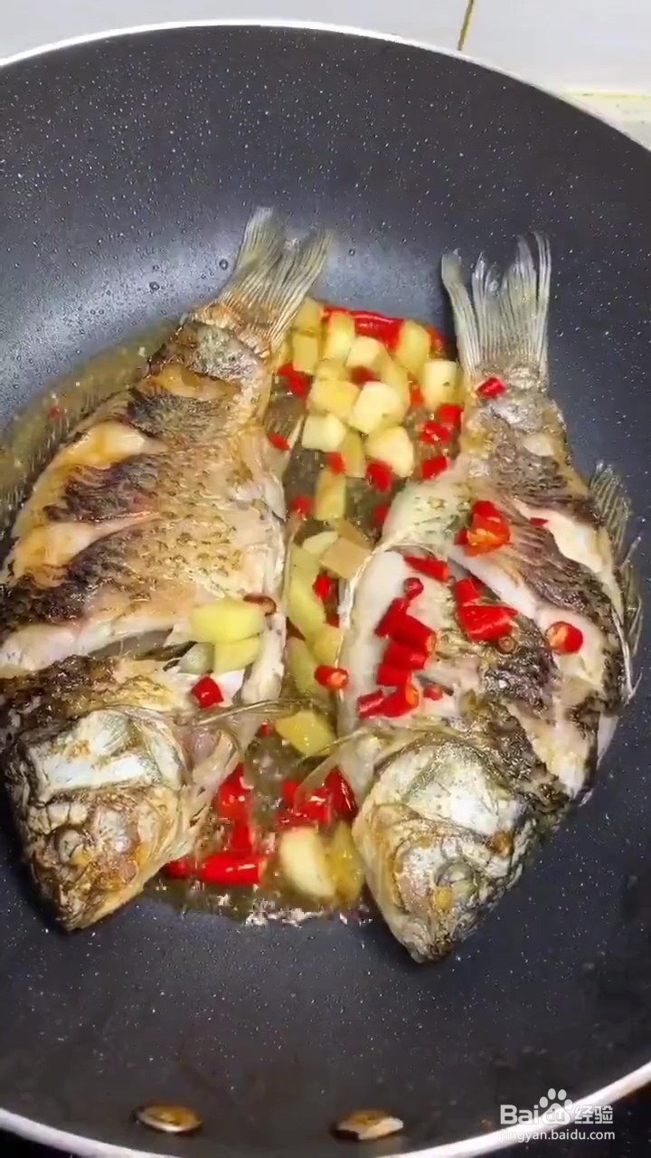 如何制作香辣红烧鲫鱼