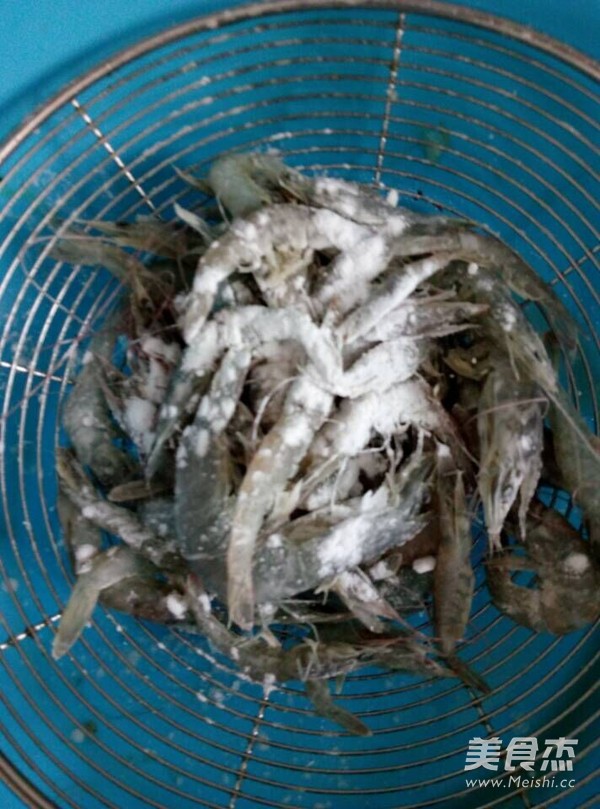 油爆小河虾的做法