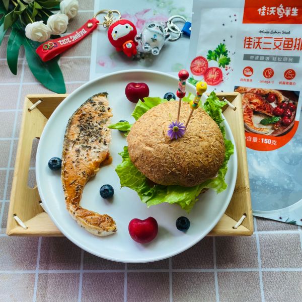 香煎三文鱼排全麦欧包汉堡包