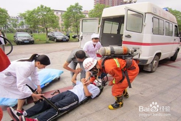 拨打120急救时该怎么说?