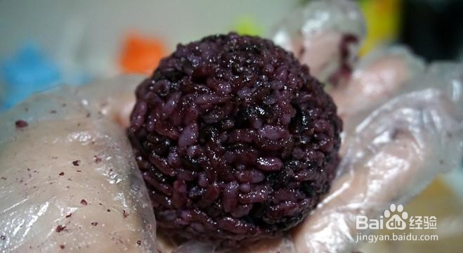 简单做有胃口的紫米肉松饭团