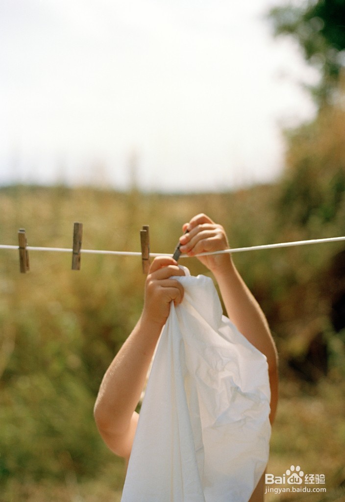 怎样洗掉衣服上的睫毛膏渍