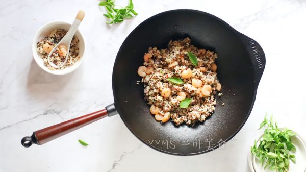 三色藜麦虾仁九层塔炒饭