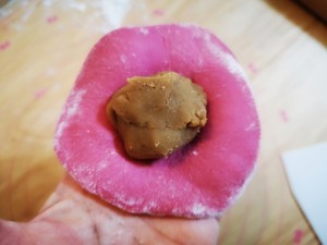 养生食补草莓甜菜板栗包松软香甜的做法