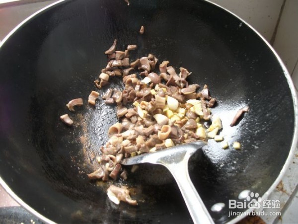 【酸豆角炒鸡胗】简单做法