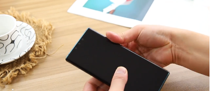 手机背膜怎么贴