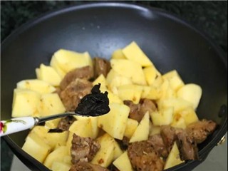土豆焖排骨怎么做？