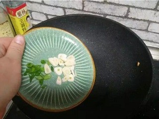 五花肉炖豆腐怎么做？