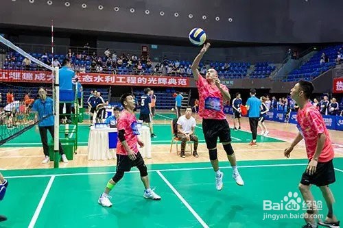 排球正面扣球技术动作方法,以两步助跑