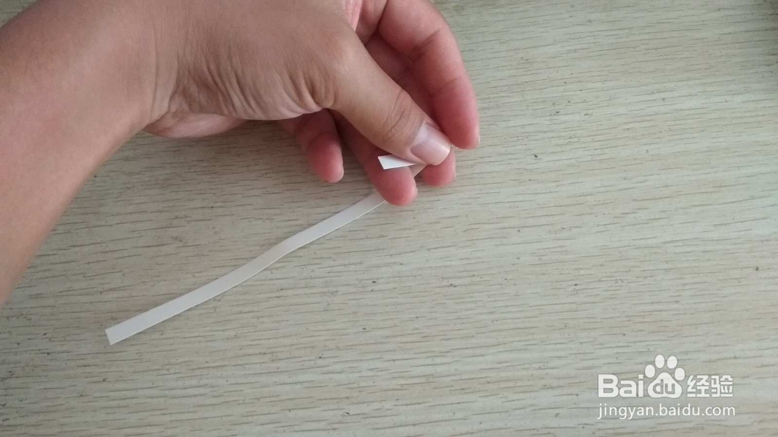 如何把一个细长的硬卡纸折叠成简易的手机支架