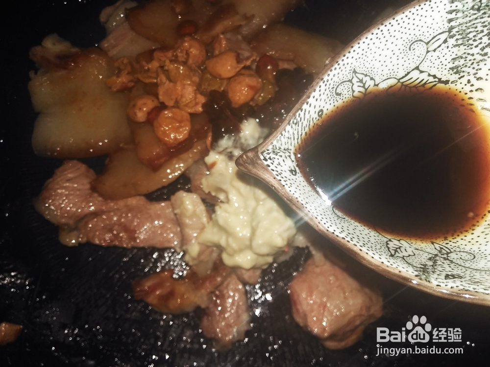 腐乳鸡皮果焖煎肉的做法