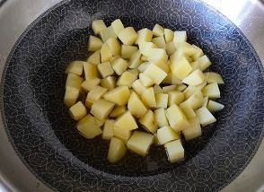 家庭版蒜香孜然土豆的做法