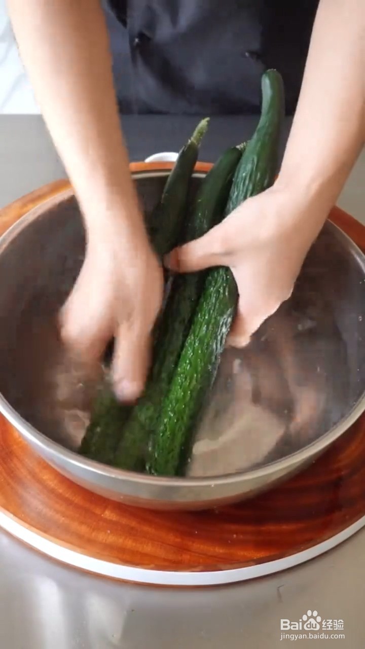 如何快速制作爽口拍黄瓜