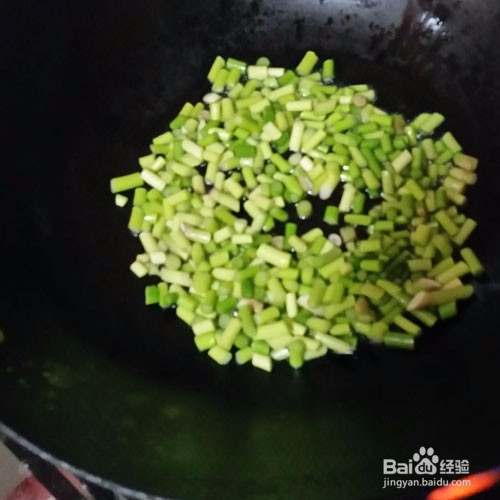 如何在家做蒜苔炒鸡蛋