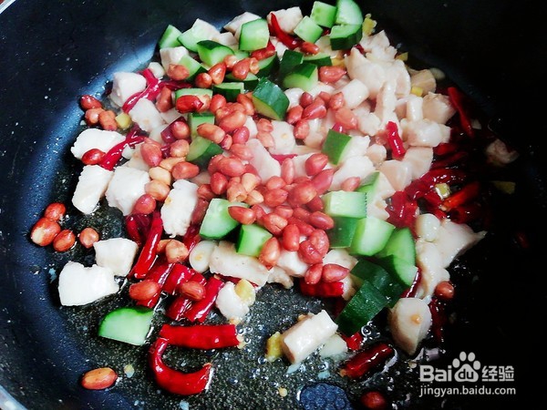 宫保鸡丁的家常做法，香辣过瘾最下饭
