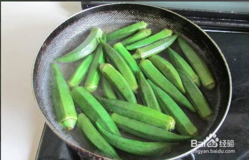 黄秋葵炒培根的做法