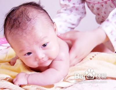 给宝宝洗澡有助提高IQ