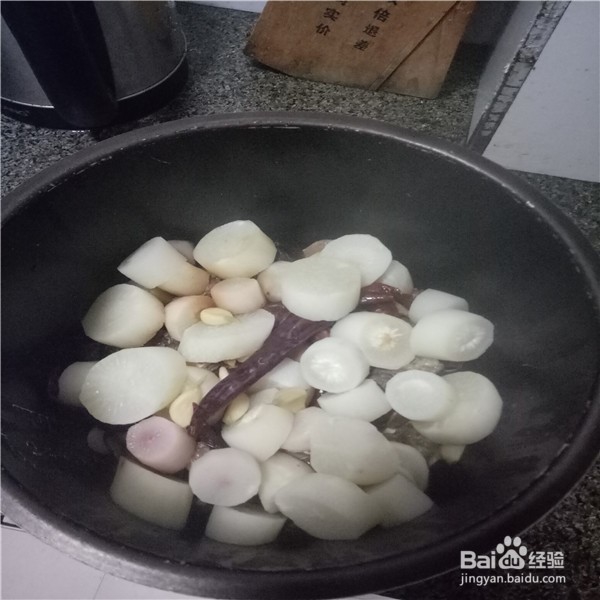 牛排骨炖萝卜的做法。