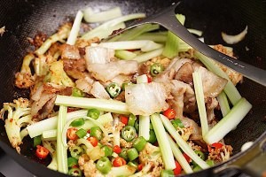 五花肉花菜干锅怎么做