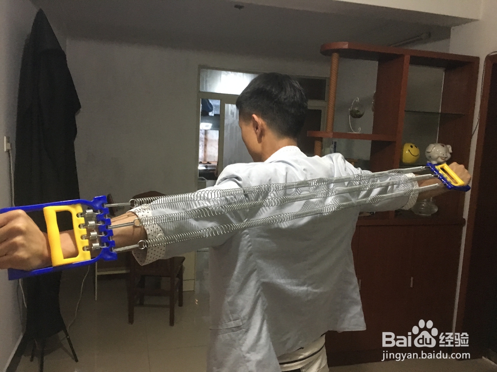 怎样使用好扩胸拉力器