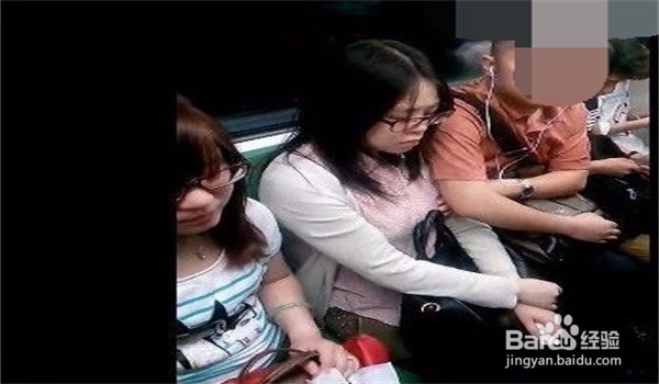 在地铁上遇到行为不规矩的人怎么办？