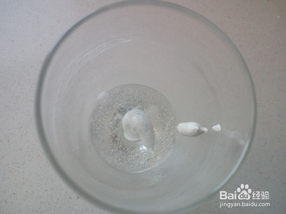 怎么去除玻璃杯子上面的水渍