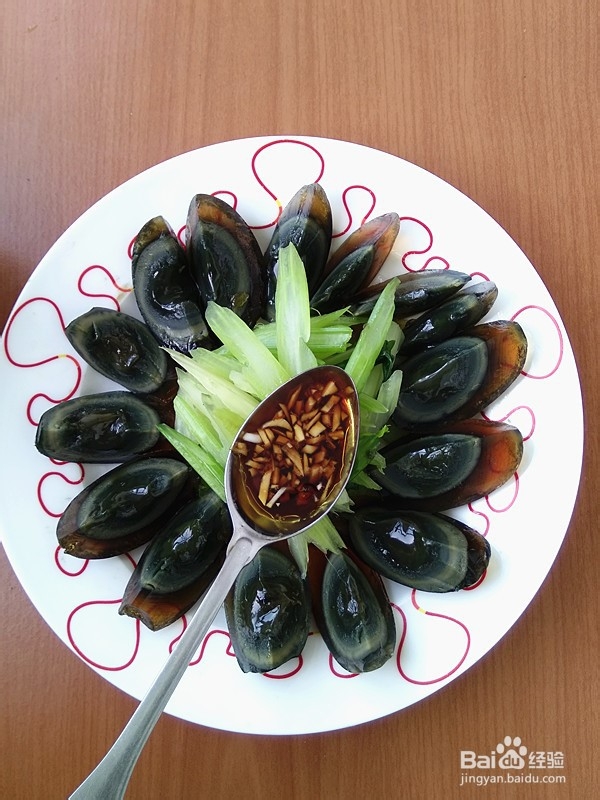 甜蒜汁拌芹菜皮蛋