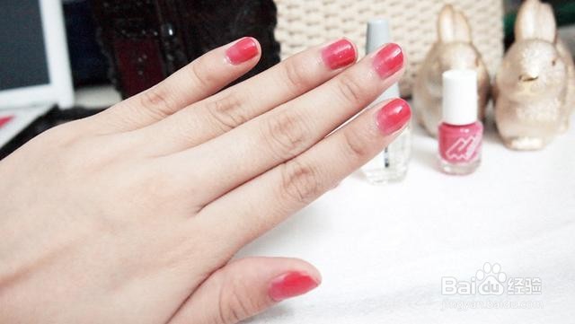 自己在家做粉嫩美甲
