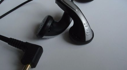 电脑上的耳机耳机应该插在哪里