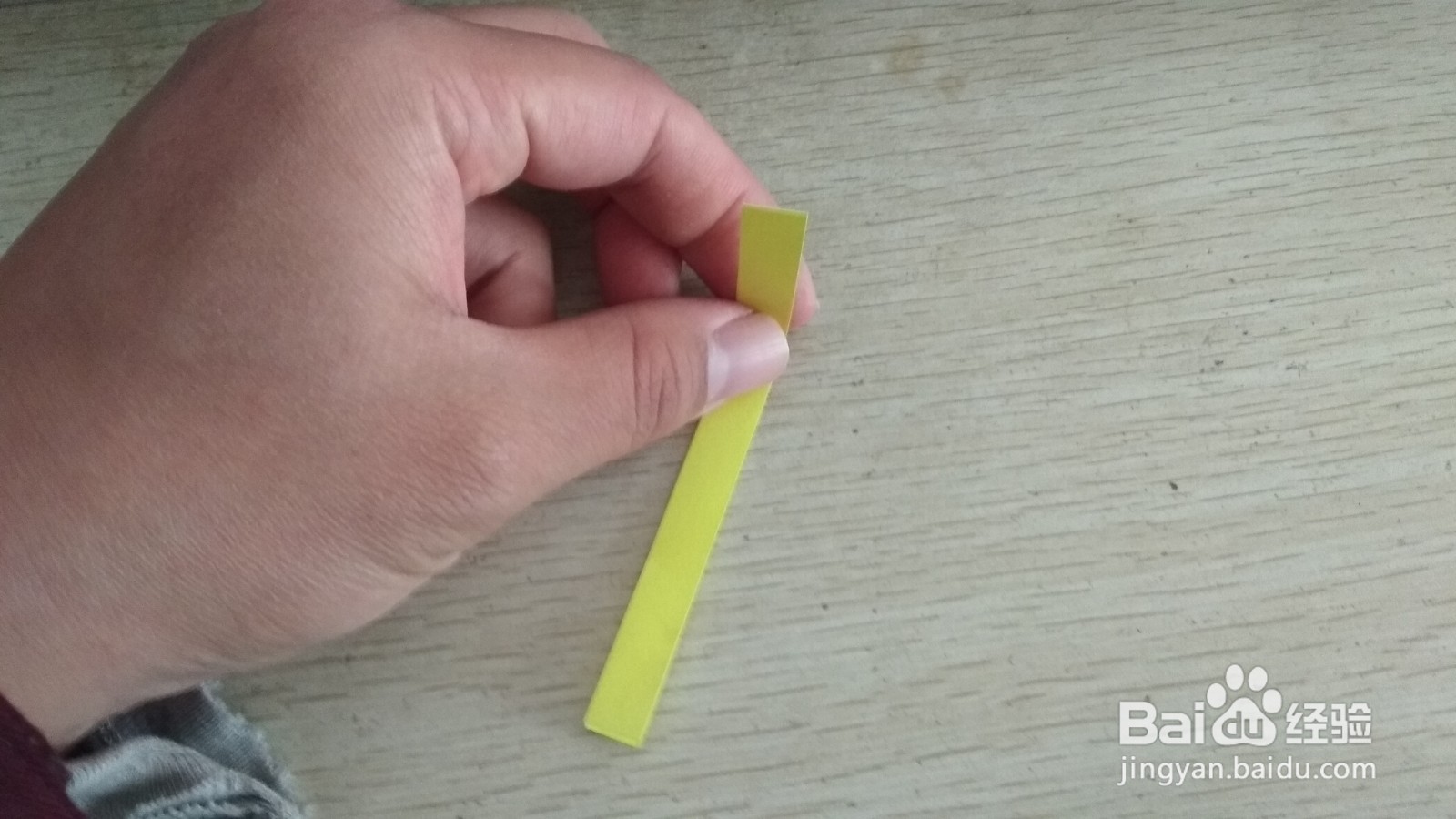 如何用细长的长方形纸条做简易的中性笔的支架