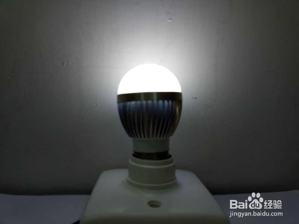 不用更换任何配件快速维修LED灯泡