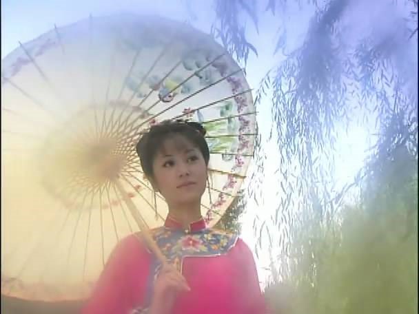 雨后荷花承恩露, 满城春色映朝阳。 大明湖上风光好, 泰岳峰高圣泽长。 这诗是新版还是旧版还珠中的