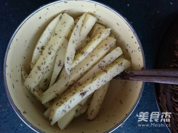 烤罗勒薯条的做法