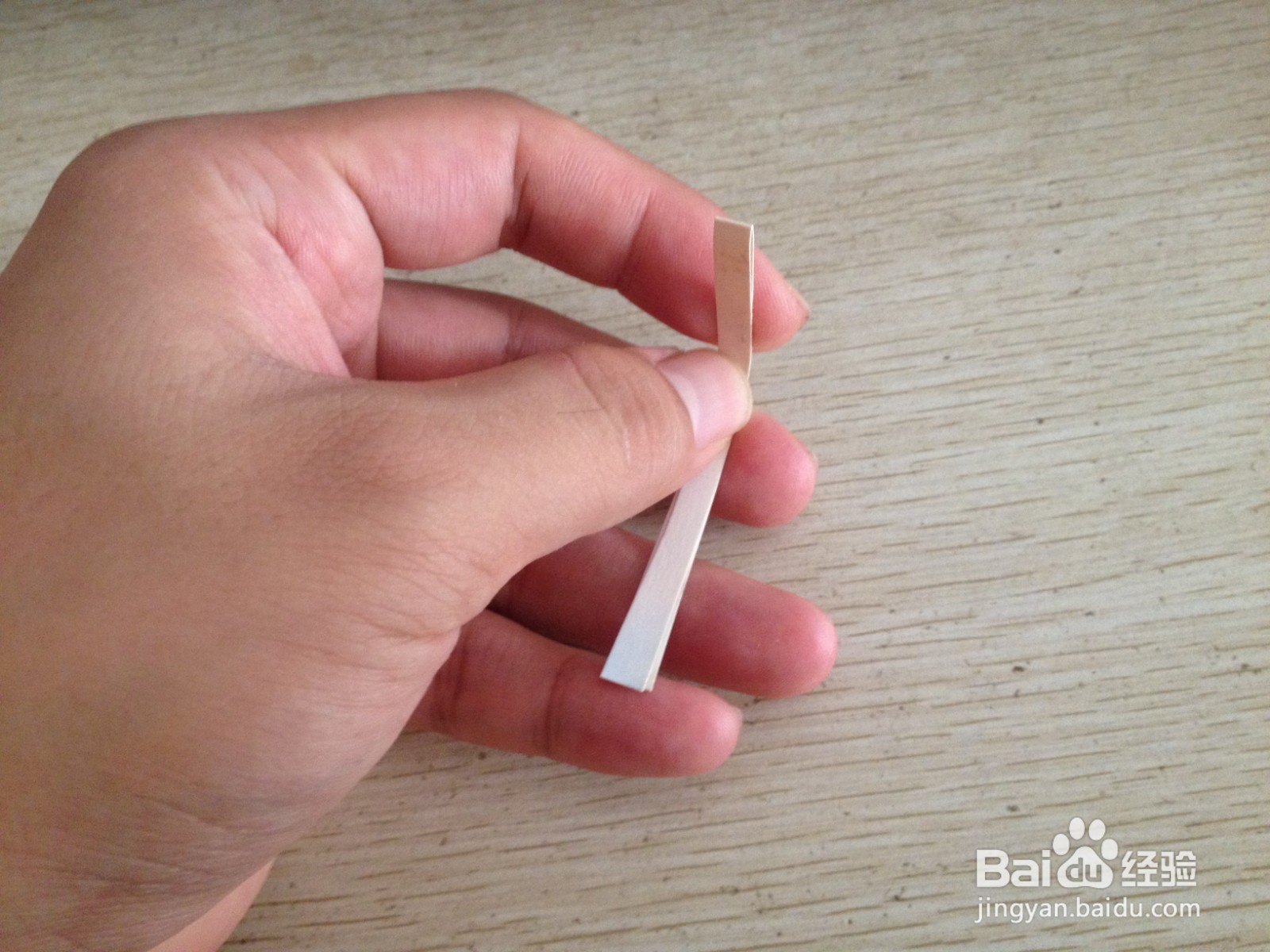 如何用一个细长的硬卡纸做四支中性笔的简易支架