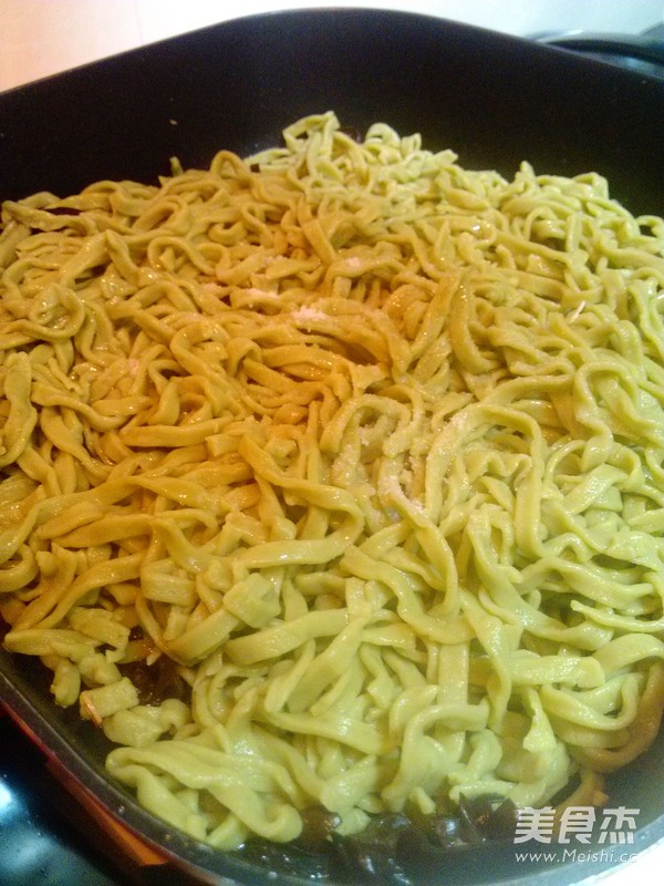 云耳鸡蛋炒面