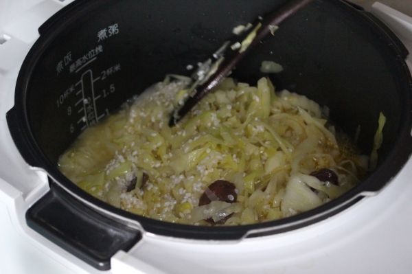 卷心菜香肠焖饭