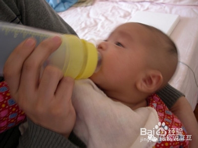 如何防止宝宝溢奶、呛奶
