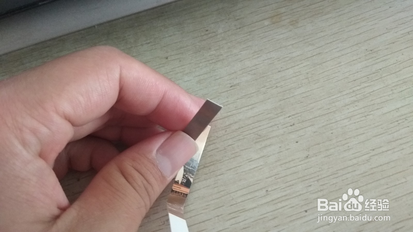 如何用一个细长的硬卡纸做简易的钢笔的支架