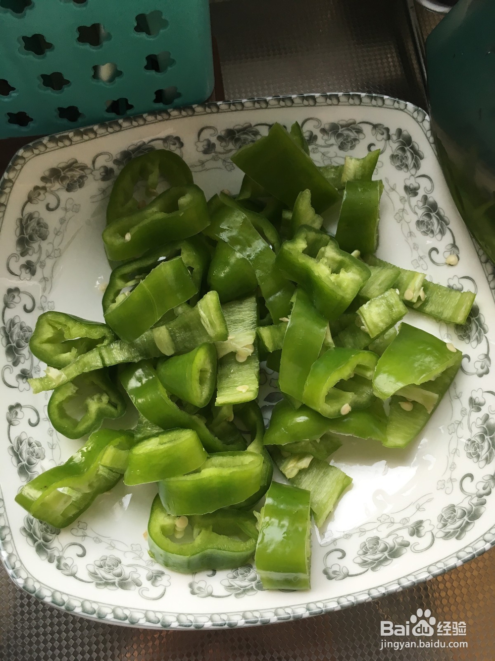 如何做家常土豆炒青椒。