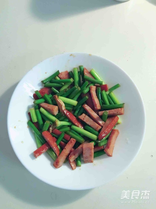 香肠炒蒜苔的做法