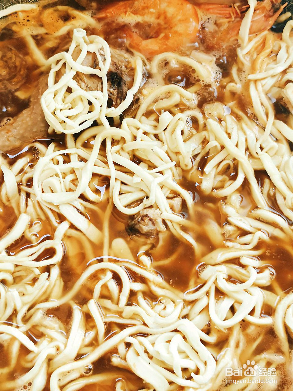 鲜虾鸡腿沙茶碱面的做法