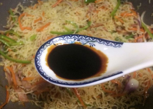 培根彩蔬炒米粉